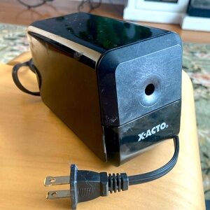Electric pencil sharpener